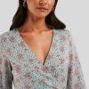 NA-KD Robe De Jour - Light Blue Flower -NA-KD Soldes Magasin a70e17b3adae42cf8c620194a595fd25