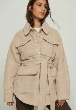 NA-KD GEBÜRSTETE MIT GÜRTEL - Veste Mi-saison - Light Beige