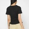NA-KD CUT OUT CROPPED - T-shirt Imprimé - Black -NA-KD Soldes Magasin a7b263ffea194c39848fc7e1f998a99c