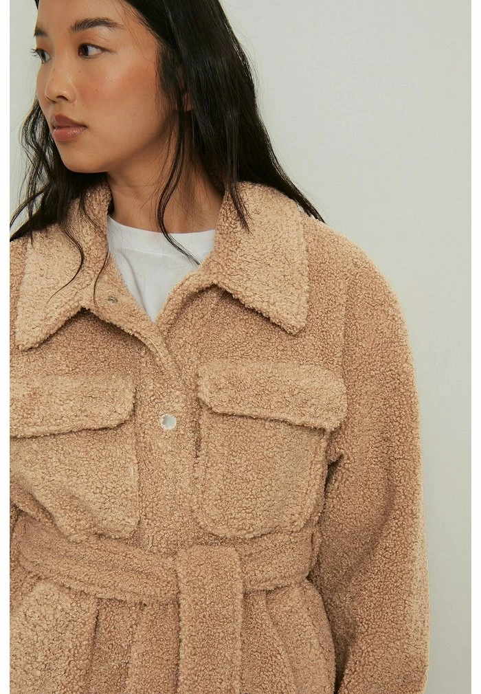 NA-KD TEDDYMANTEL MIT GÜRTEL - Veste D'hiver - Beige 3 NA-KD TEDDYMANTEL MIT GÜRTEL - Veste D'hiver - Beige – Image 3