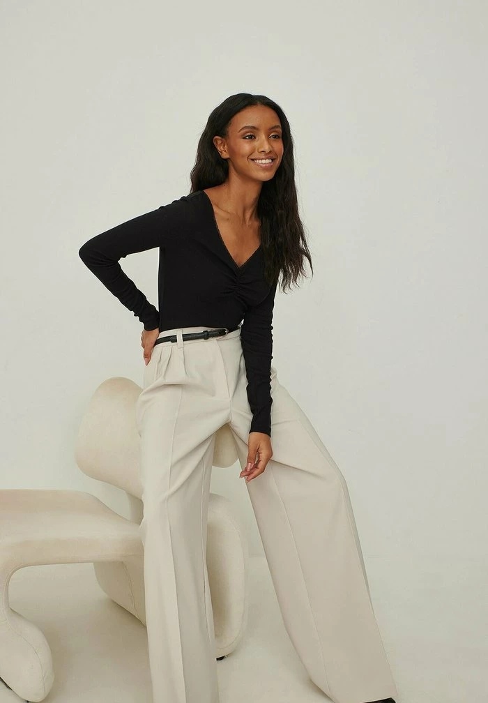 NA-KD MIT RÜSCHEN - Pullover - Black 3 NA-KD MIT RÜSCHEN - Pullover - Black – Image 3