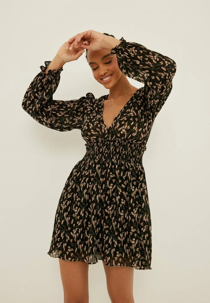 NA-KD STRUKTURIERTES MIT KITTELDETAIL - Robe De Jour - Black Pink 1 NA-KD STRUKTURIERTES MIT KITTELDETAIL - Robe De Jour - Black Pink