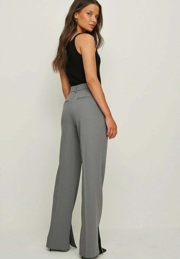 NA-KD MIT SEITENSCHLITZ - Pantalon Classique - Grey 2 NA-KD MIT SEITENSCHLITZ - Pantalon Classique - Grey – Image 2