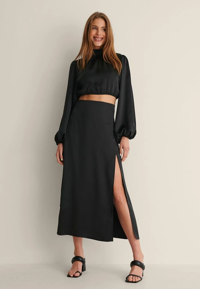 NA-KD HIGH SLIT SATIN SKIRT - Jupe Trapèze - Black 2 NA-KD HIGH SLIT SATIN SKIRT - Jupe Trapèze - Black – Image 2
