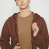 PAMELA REIF X NA-KD - ZIP DETAIL HOODIE - Sweat à Capuche Zippé - Brown -NA-KD Soldes Magasin bc836a5170594cfd87a3ed2623261f77