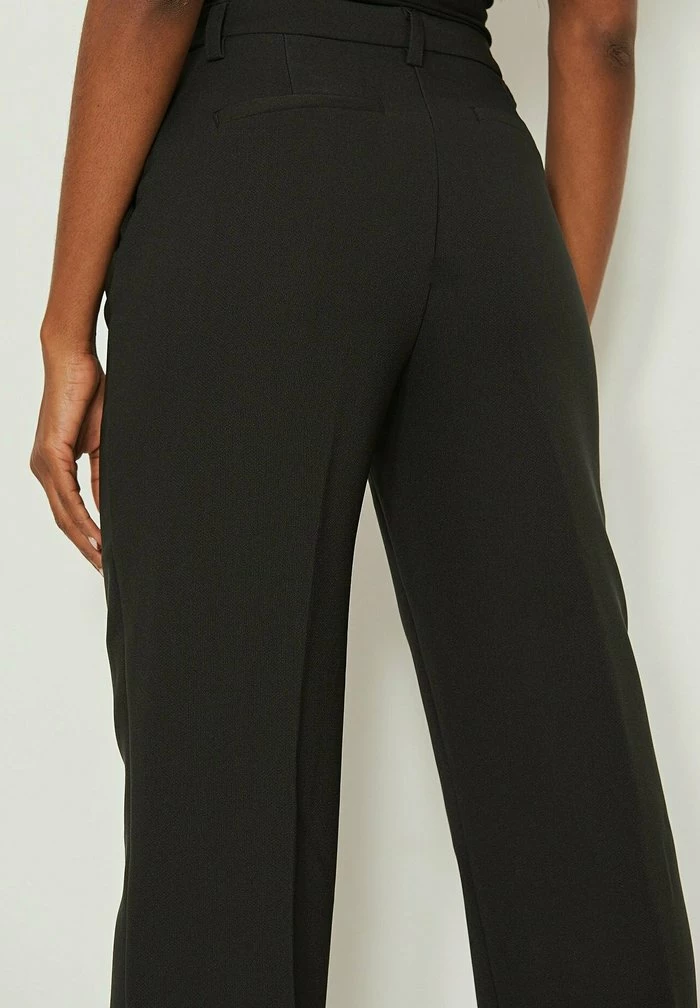 NA-KD Gerade Geschnittene - Pantalon Classique - Black 4 NA-KD Gerade Geschnittene - Pantalon Classique - Black – Image 4