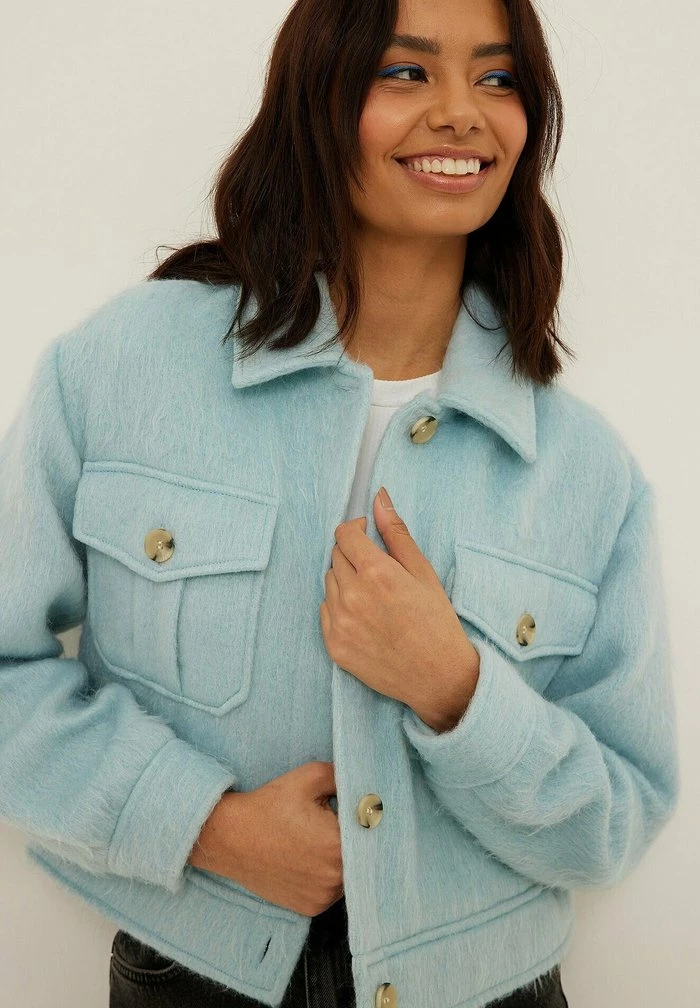 NA-KD Veste En Jean - Baby Blue 4 NA-KD Veste En Jean - Baby Blue – Image 4