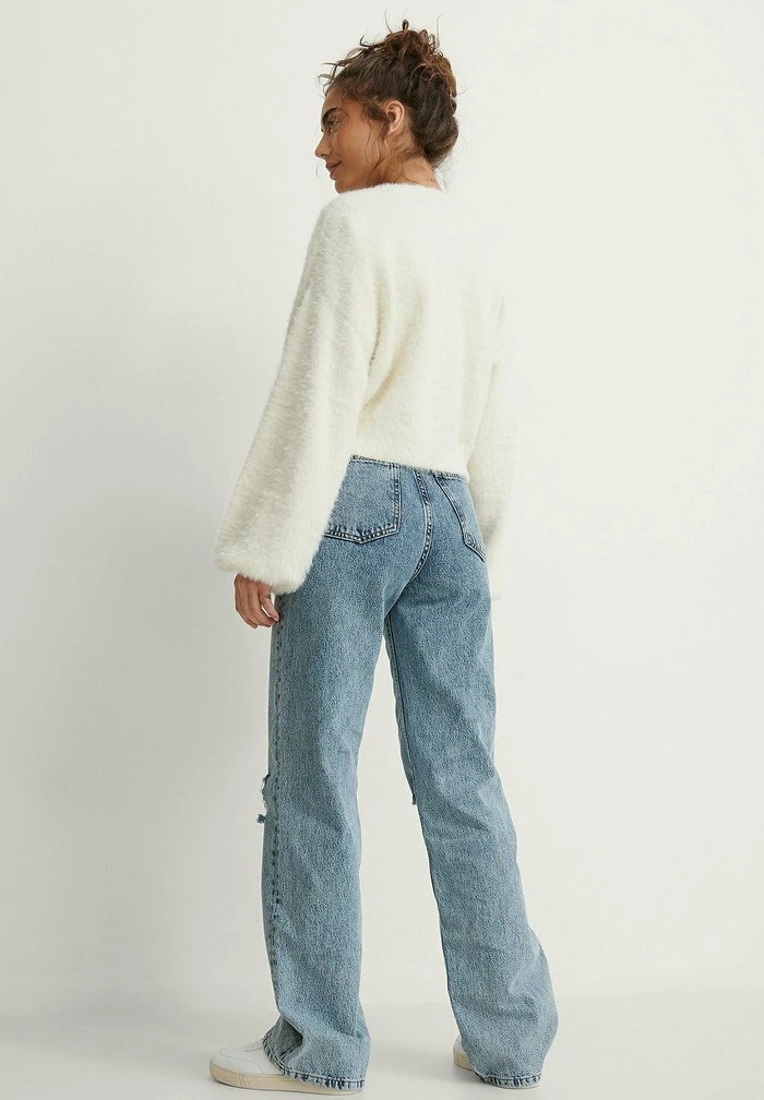 NA-KD MIT WEITEN BEINEN IM ACID WASH UND DESTROYED LOOK - Jean Flare - Mid Blue 4 NA-KD MIT WEITEN BEINEN IM ACID WASH UND DESTROYED LOOK - Jean Flare - Mid Blue – Image 4