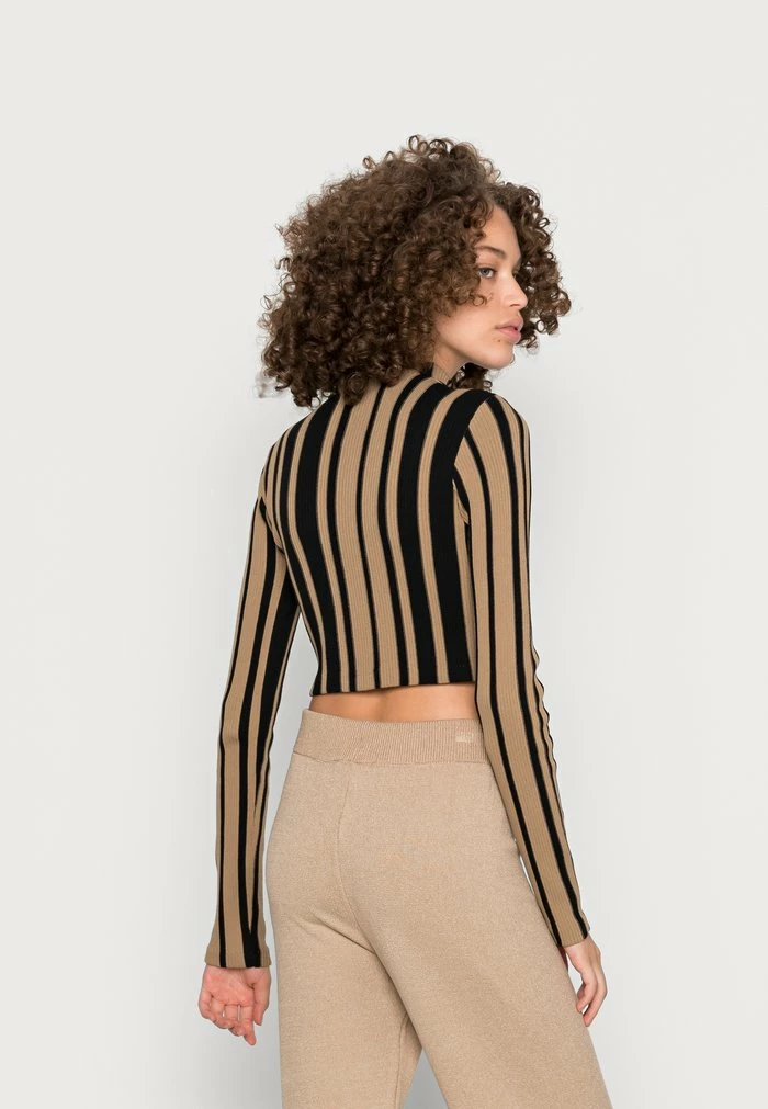 NA-KD CROPPED TURTLE NECK TOP - T-shirt à Manches Longues - Beige Print 3 NA-KD CROPPED TURTLE NECK TOP - T-shirt à Manches Longues - Beige Print – Image 3