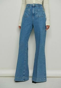 NA-KD MIT WEITEM BEIN UND VORDERTASCHE IM 70ER STY - Jean Flare - Mid Blue