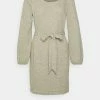 PAMELA REIF X NA-KD - DROPPED SHOULDER MINI DRESS - Robe Pull - Dark Olive -NA-KD Soldes Magasin c339a368297a45ef9eca3eaa5af8774c
