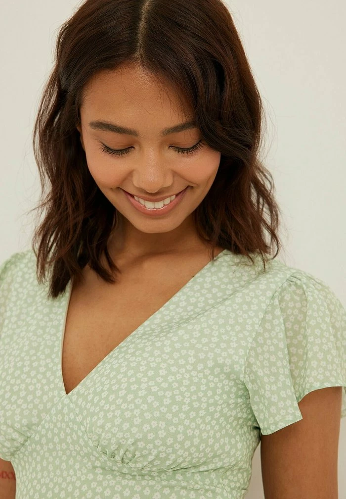 NA-KD Blouse - Green Flower 3 NA-KD Blouse - Green Flower – Image 3