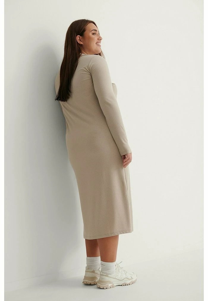 NA-KD RECYCELTES HOCHGESCHNITTENES GERIPPTES MIT LANGEN ÄR - Robe En Jersey - Taupe 3 NA-KD RECYCELTES HOCHGESCHNITTENES GERIPPTES MIT LANGEN ÄR - Robe En Jersey - Taupe – Image 3