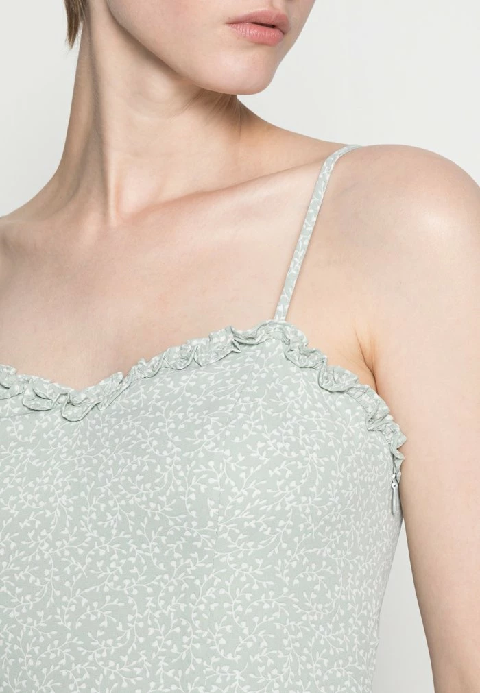 PAMELA REIF X NA-KD - RECYCLED RUFFLE NECKLINE THIN STRAP DRESS - Robe De Jour - Green 5 PAMELA REIF X NA-KD - RECYCLED RUFFLE NECKLINE THIN STRAP DRESS - Robe De Jour - Green – Image 5