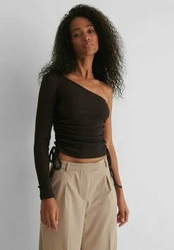 NA-KD SCHULTERFREIES - T-shirt à Manches Longues - Brown