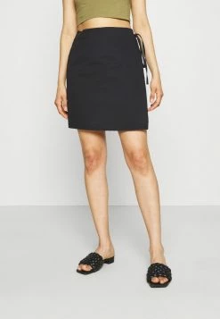 NA-KD OVERLAP MINI SKIRT - Jupe Portefeuille - Black