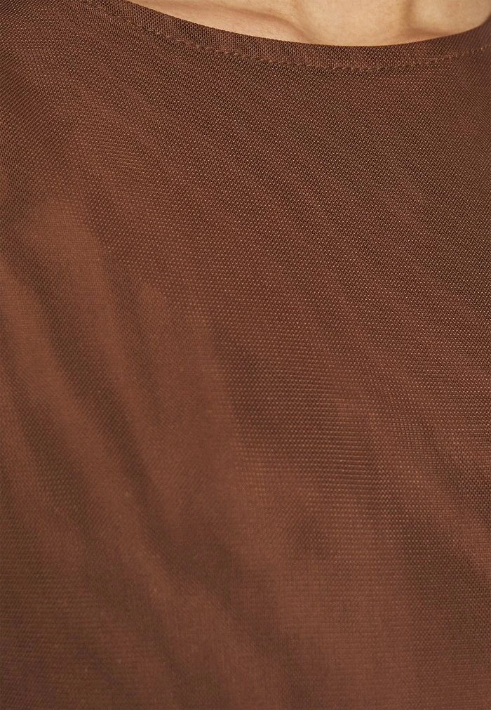 NA-KD MATHILDE GØHLER - T-shirt Basique - Dark Brown 5 NA-KD MATHILDE GØHLER - T-shirt Basique - Dark Brown – Image 5