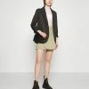 NA-KD MATHILDE GØHLER BUTTON DETAIL SKIRT - Minijupe - Khaki -NA-KD Soldes Magasin cd4cbc0cc8cb412fafbb09f947b5126b