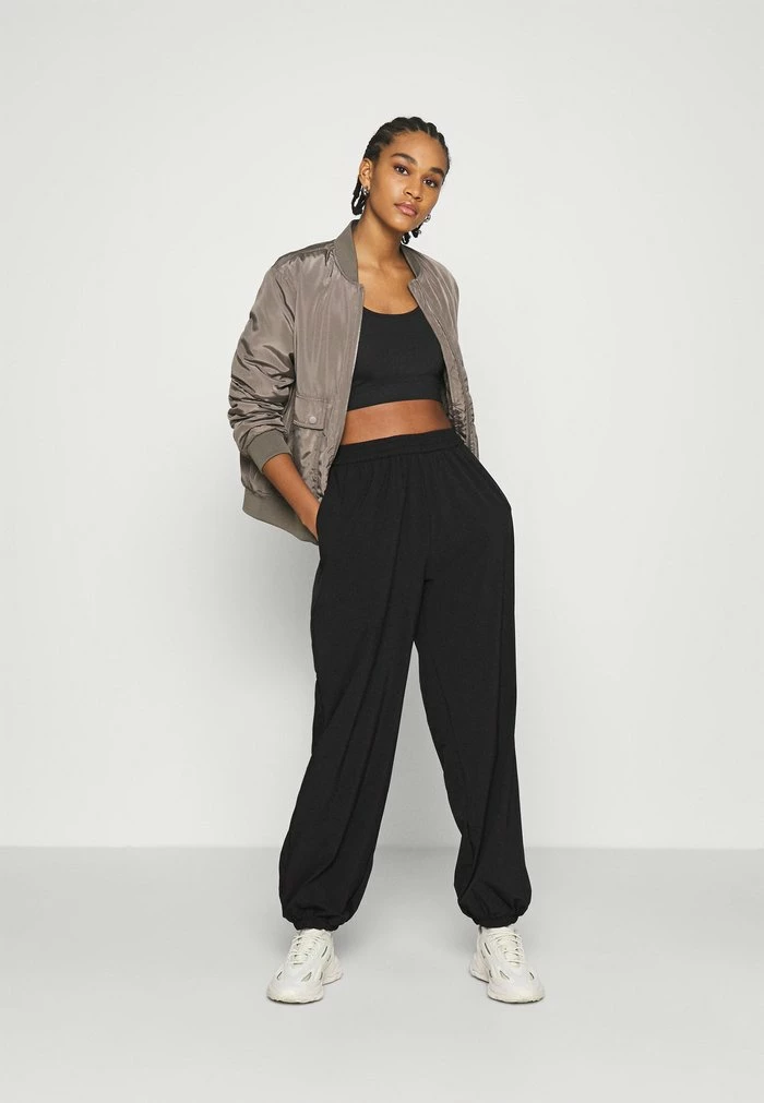 NA-KD X ZALANDO EXCLUSIVE - SPORTY FABRIC PANTS - Pantalon De Survêtement - Black 2 NA-KD X ZALANDO EXCLUSIVE - SPORTY FABRIC PANTS - Pantalon De Survêtement - Black – Image 2