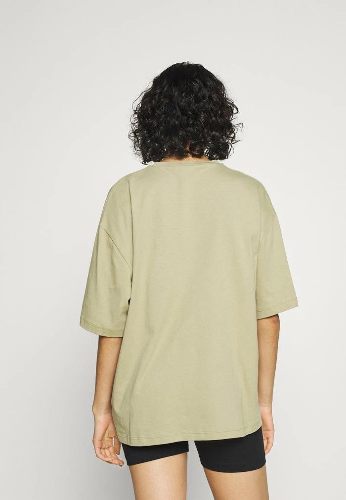 NA-KD SERENE - T-shirt Imprimé - Khaki 3 NA-KD SERENE - T-shirt Imprimé - Khaki – Image 3
