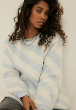 NA-KD DIAGONAL GESTREIFTER - Pullover - Light Blue/white