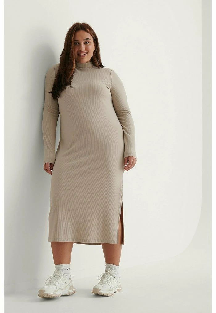NA-KD RECYCELTES HOCHGESCHNITTENES GERIPPTES MIT LANGEN ÄR - Robe En Jersey - Taupe 2 NA-KD RECYCELTES HOCHGESCHNITTENES GERIPPTES MIT LANGEN ÄR - Robe En Jersey - Taupe – Image 2