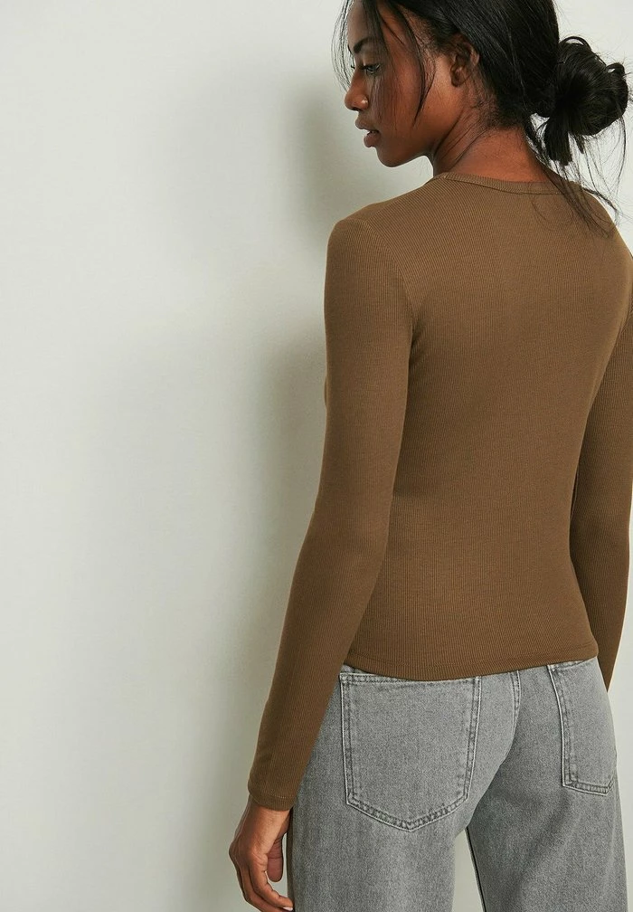 NA-KD LANGEN ÄRMELN UND RUNDEM AUSSCHN - Pullover - Brown 2 NA-KD LANGEN ÄRMELN UND RUNDEM AUSSCHN - Pullover - Brown – Image 2