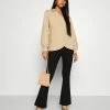 NA-KD OVERSIZED OVERLAP BLOUSE - Blouse - Beige -NA-KD Soldes Magasin d3a044afe23748f8b65b442f150a4a0f