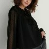 NA-KD TIE FRONT DOBBY BLOUSE - Blouse - Black -NA-KD Soldes Magasin d55a7b36ac3b41b4837f14312fd5fd0a