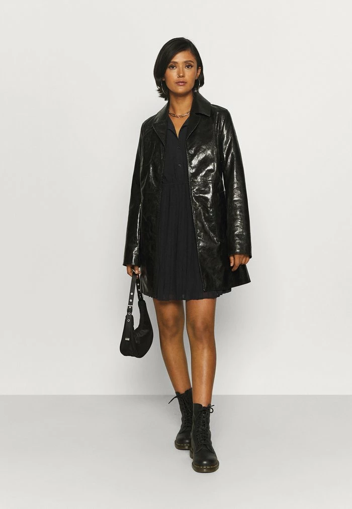 NA-KD PLEATED MINI DRESS - Robe Chemise - Black 2 NA-KD PLEATED MINI DRESS - Robe Chemise - Black – Image 2