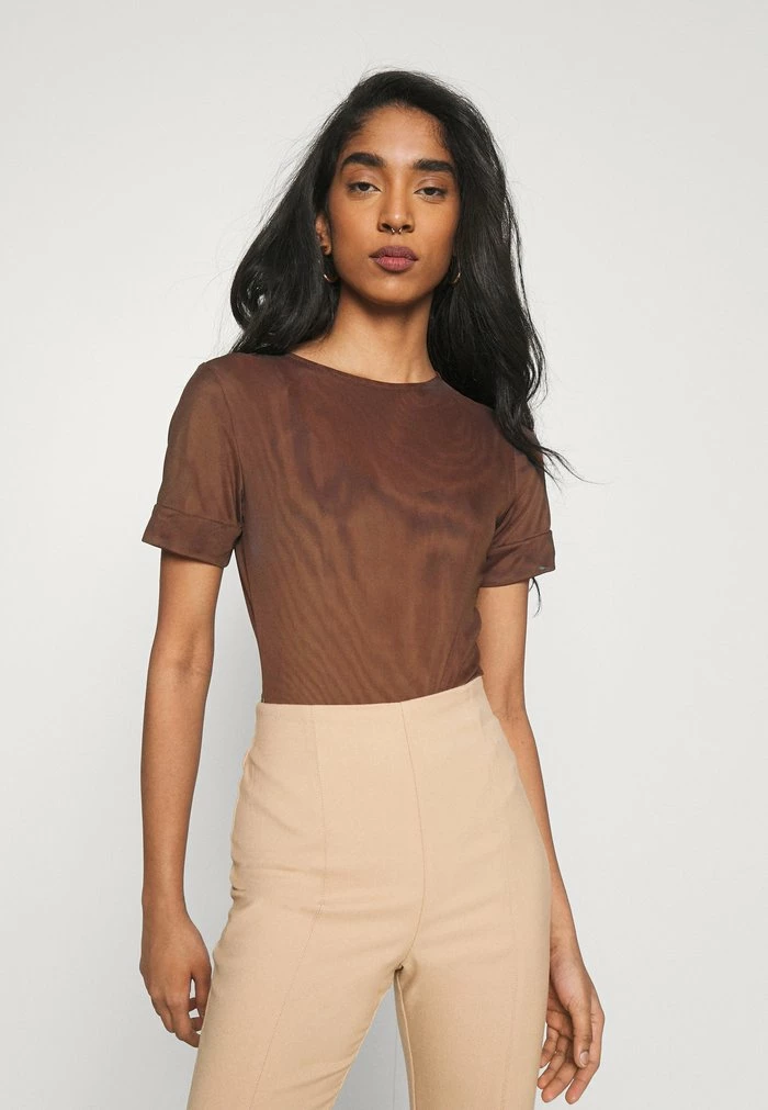 NA-KD MATHILDE GØHLER - T-shirt Basique - Dark Brown 1 NA-KD MATHILDE GØHLER - T-shirt Basique - Dark Brown