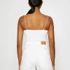 NA-KD SPAGHETTI STRAP CROPPED SINGLET - Débardeur - White 7 NA-KD SPAGHETTI STRAP CROPPED SINGLET - Débardeur - White -NA-KD Soldes Magasin dac78e8fb8664f37bdc93a433fddd33f