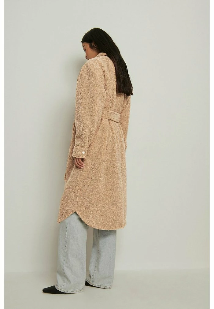 NA-KD TEDDYMANTEL MIT GÜRTEL - Veste D'hiver - Beige 2 NA-KD TEDDYMANTEL MIT GÜRTEL - Veste D'hiver - Beige – Image 2