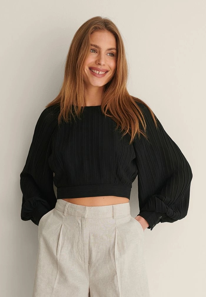 NA-KD OPEN BACK PLEATED BLOUSE - T-shirt à Manches Longues - Black 1 NA-KD OPEN BACK PLEATED BLOUSE - T-shirt à Manches Longues - Black