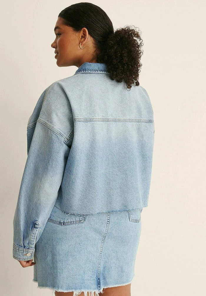 NA-KD MIT GROBEM SAUM - Veste En Jean - Light Blue 4 NA-KD MIT GROBEM SAUM - Veste En Jean - Light Blue – Image 4
