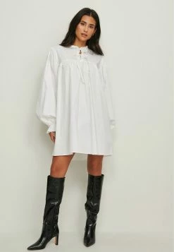 NA-KD ORGANISCH MIT RÜSCHENDETAIL - Robe Chemise - White