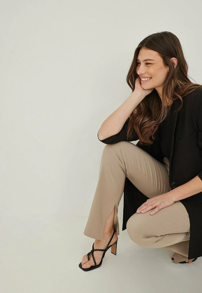 NA-KD Pantalon Classique - Beige 4 NA-KD Pantalon Classique - Beige – Image 4