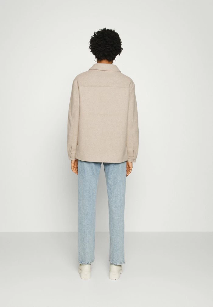 NA-KD PRESS BUTTON OVERSHIRT - Manteau Court - Light Beige 3 NA-KD PRESS BUTTON OVERSHIRT - Manteau Court - Light Beige – Image 3