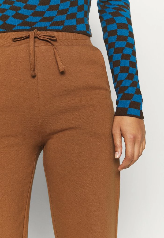 NA-KD STRAIGHT PANTS - Pantalon De Survêtement - Brown 5 NA-KD STRAIGHT PANTS - Pantalon De Survêtement - Brown – Image 5