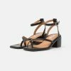 NA-KD CROSSED TOE STRP - Sandales - Black -NA-KD Soldes Magasin f52550f92abf4eca8db6a26e9e1d23a0