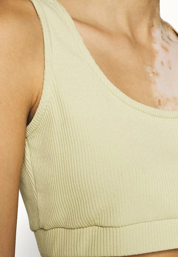 NA-KD JASMIN AZIZAM CROPPED SINGLET - Débardeur - Beige/khaki 6 NA-KD JASMIN AZIZAM CROPPED SINGLET - Débardeur - Beige/khaki – Image 6