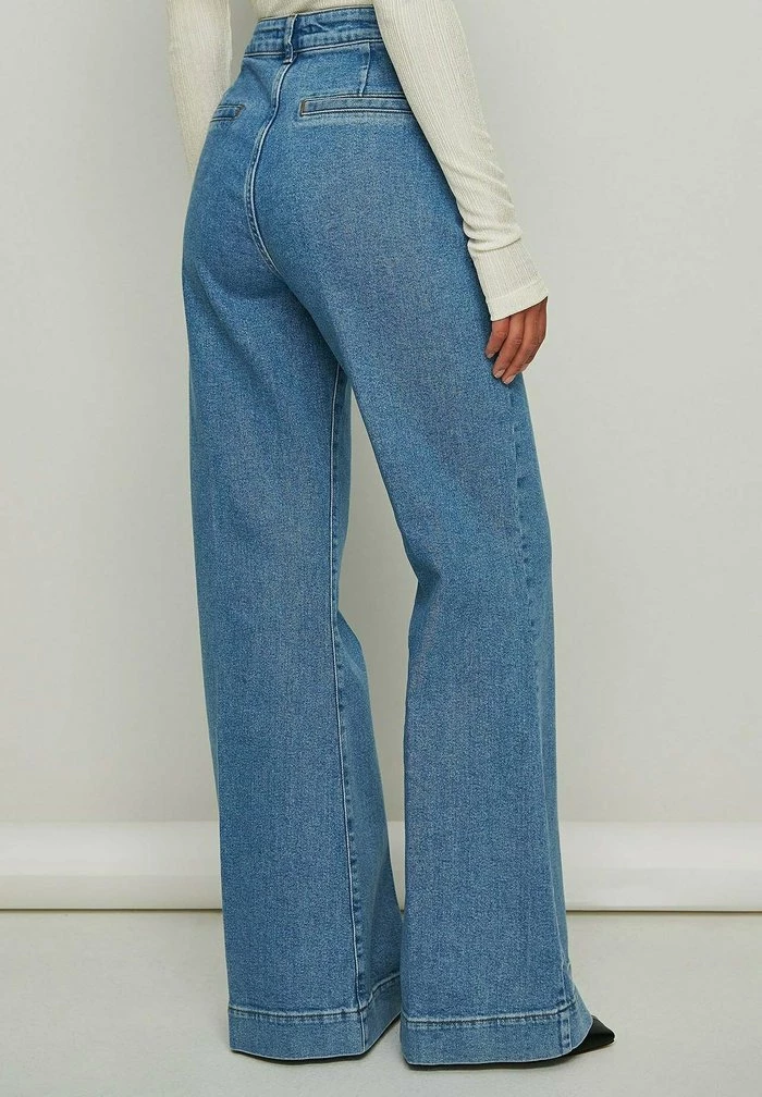 NA-KD MIT WEITEM BEIN UND VORDERTASCHE IM 70ER STY - Jean Flare - Mid Blue 3 NA-KD MIT WEITEM BEIN UND VORDERTASCHE IM 70ER STY - Jean Flare - Mid Blue – Image 3