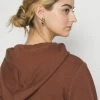 PAMELA REIF X NA-KD - ZIP DETAIL HOODIE - Sweat à Capuche Zippé - Brown -NA-KD Soldes Magasin f8a00b8a1c494e549c5fdc3c80446540