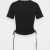 NA-KD CUT OUT CROPPED - T-shirt Imprimé - Black -NA-KD Soldes Magasin f90fa06e1c144e9591568a090d188c20