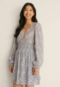 NA-KD STRUKTURIERTES MIT KITTELDETAIL - Robe De Jour - Blue Yellow Print