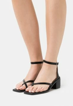 NA-KD CROSSED TOE STRP - Sandales - Black