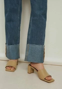 NA-KD HALBSCHUHE MIT GEPOLSTERTER SOHLE - Mules - Pale Banana