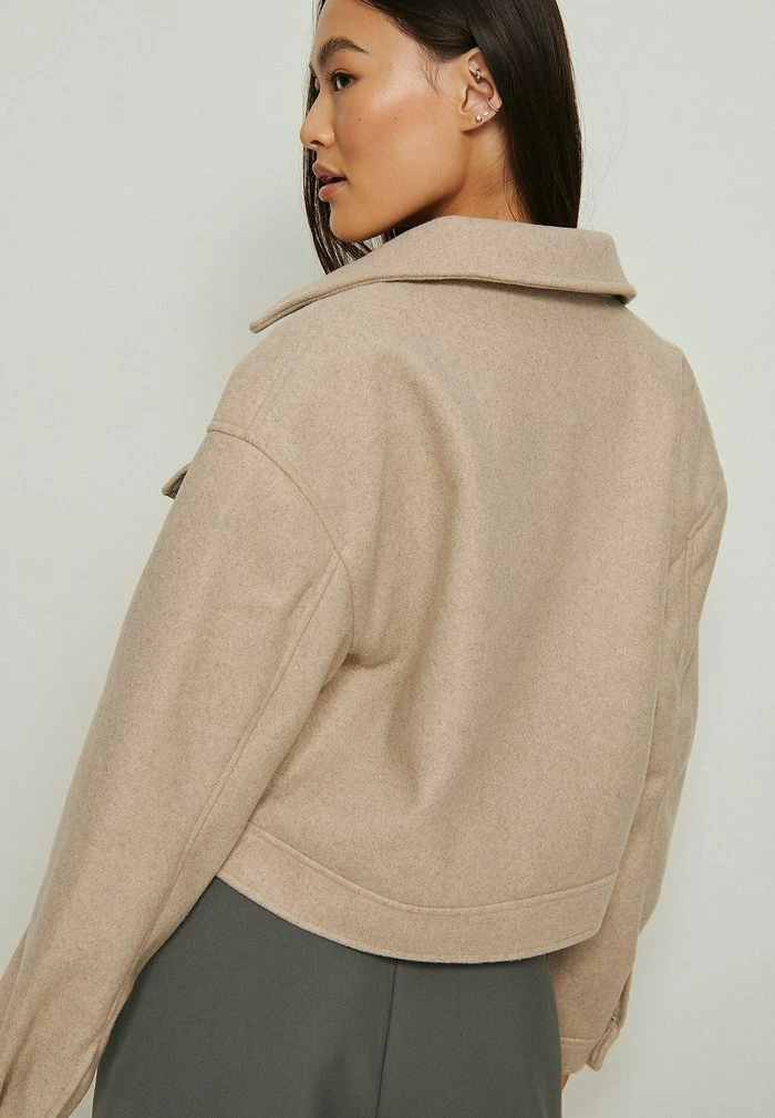 NA-KD Veste Légère - Beige 2 NA-KD Veste Légère - Beige – Image 2