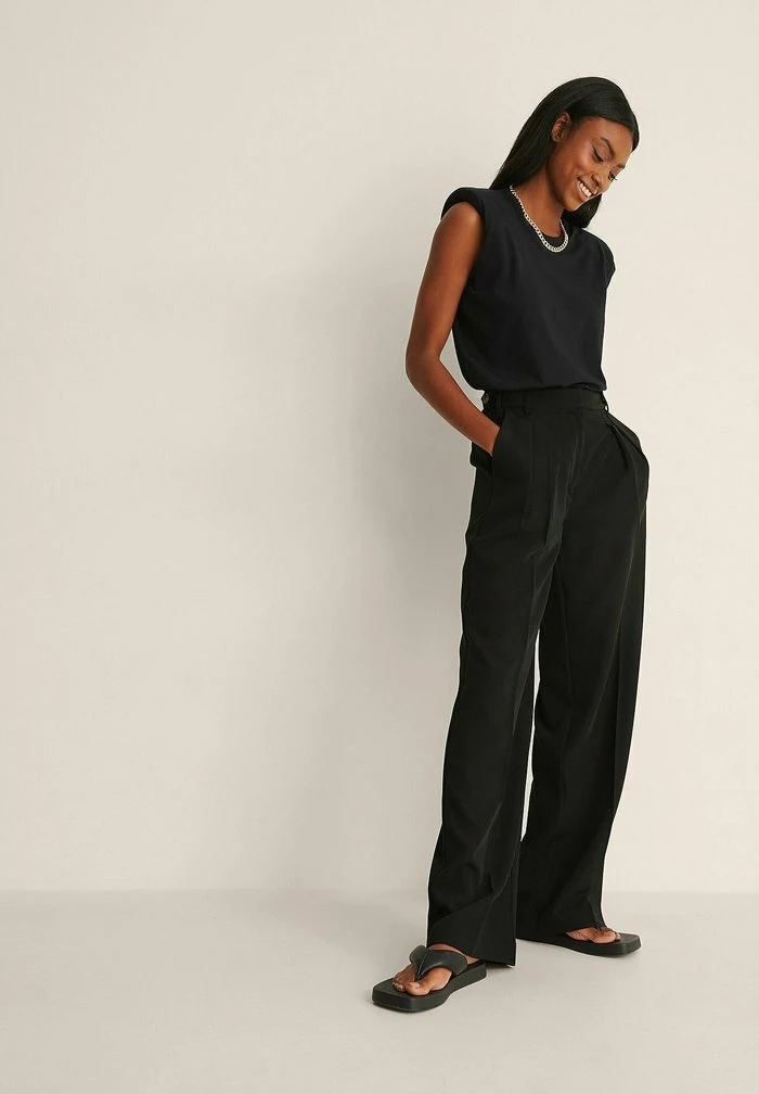 NA-KD MIT WEITEN BEINEN UND KNÖPFEN - Pantalon Classique - Black 2 NA-KD MIT WEITEN BEINEN UND KNÖPFEN - Pantalon Classique - Black – Image 2